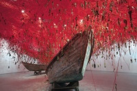 chiharu shiota用钥匙和纱线编织出让人身临其境的迷宫