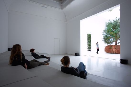 参观者们可以坐在展厅里半圆形的阶梯上放松或者沉思