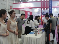 美女助阵武汉国际家具展武汉新港(阳逻)国际家居产业园展位