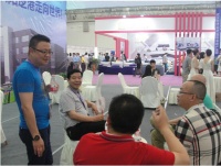 美女助阵武汉国际家具展武汉新港(阳逻)国际家居产业园展位