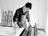 85后壁纸工在墙上铺贴艺术