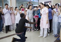 爆!苏丹男子恋上护士，扮“大白”勇敢示爱