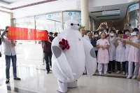 爆!苏丹男子恋上护士，扮“大白”勇敢示爱