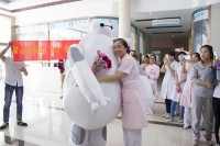 爆!苏丹男子恋上护士，扮“大白”勇敢示爱