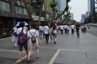 百人集聚商业街 集520祝福送员工