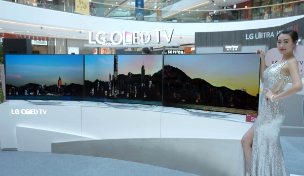 图1：LG高端电视巡展活动展出曲面OLED电视EC9300三联屏.JPG