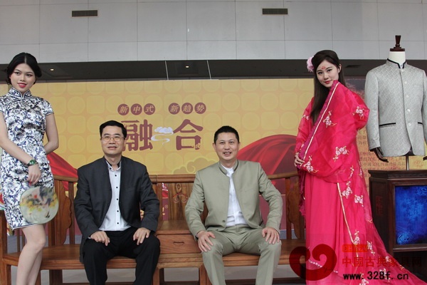 广东省家具协会会长王克（左）、红古轩总经理吴赤宇与汉服秀表演者合影
