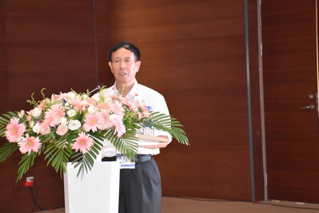 中国质量检验协会净水设备专业委员会理事长邓瑞德作工作报告