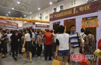 PK电商 大自然地板万人疯抢见证家装领域大事件