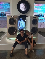 婚博会：1对新人摆造型 与卡萨帝双子合影