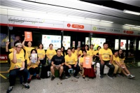 惊呆！小黄人带椅子坐杭州地铁！