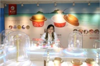 “燕窝女神”刘嘉玲粉嫩登场 出席燕之屋品牌代言发布会