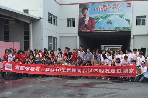 40多位顾家家居十年老客户代表和媒体代表走进了顾家杭州工厂