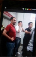 卡帅告别千人送机人气旺，回国手信竟遭哄抢