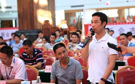 台上台下互动频频，红木企业家们纷纷提出各自的问题，赵主任逐一给与了详细解答。