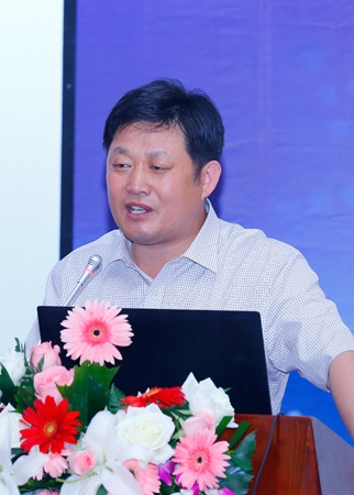 富顺总经理王贵富在学术论坛上作《红木尺寸稳定性处理技术与设备》主题发言。
