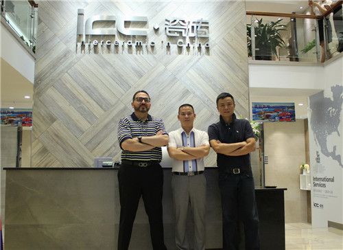 嘉宾合影（从左到右：ICC瓷砖总经理汉贝托先生、ICC瓷砖杭州营销中心总经理肖飞先生、杭州易和室内设计有限公司董事兼设计总监马辉先生）