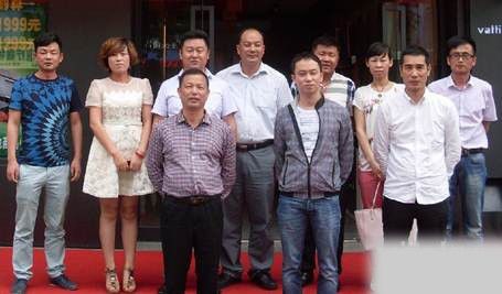 上任之初，潘叶江(前排左二)实地走访全国客户，聆听市场一线的声音