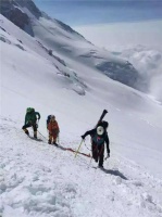 “向上，不停步” 华耐登山队成功登顶