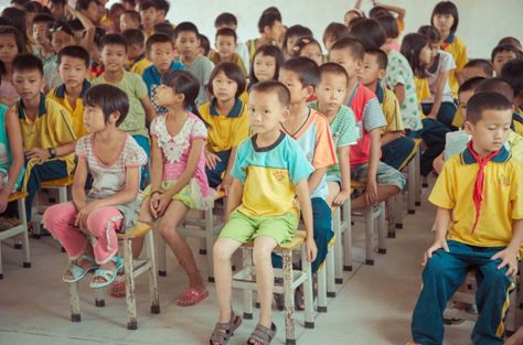 维新小学的学生在等待着状元的到来