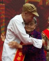 旅美华侨慰问四川老兵 弥补一场迟到36年的婚礼