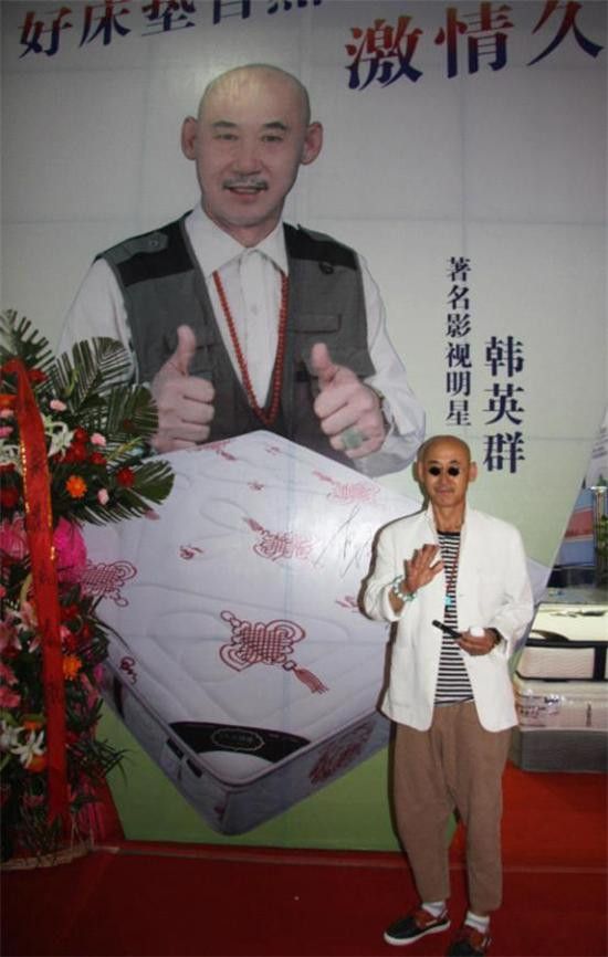 韩英群老师在激情久久床垫展位签名留念