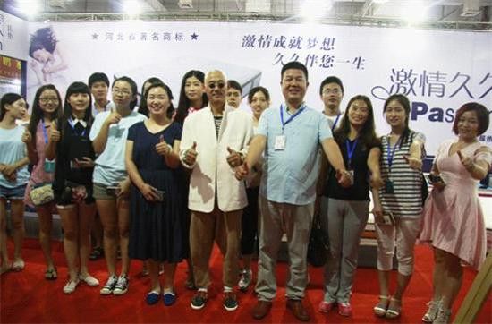 韩英群老师与现场粉丝合影