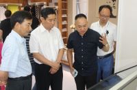 中家协理事长朱长岭考察新悦家具展台