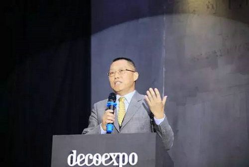 深圳市家具行业协会执行会长侯克鹏作《当下及未来3～5年经济环境对深圳家具行业的影响》主题演讲。