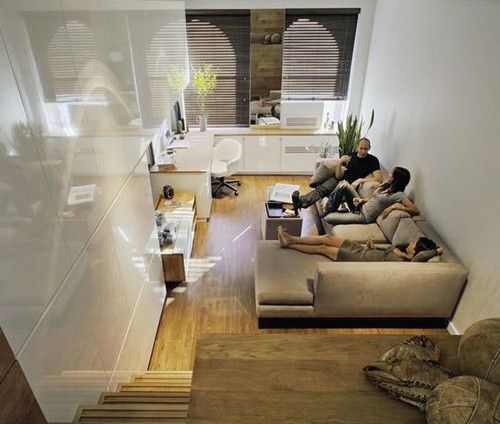 3 ▲ 书房和客厅相结合 L 型大沙发能满足多人的需求，整面墙的柜子，强大的收纳功能。