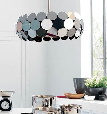 不锈钢餐具+金属片装饰的吊灯会为厨房带来意想不到的装饰效果