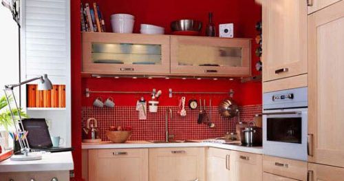 红色小马赛克拼贴而成的厨房墙面 给人惊艳时尚的感觉