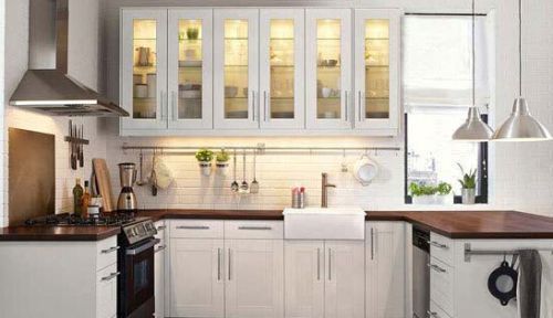 在这个小厨房中 高亮的白色让空间显得更为宽敞洁净