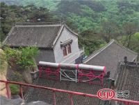 海尔员工赤脚为百年古道观安装太阳能