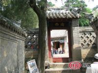 海尔员工赤脚为百年古道观安装太阳能