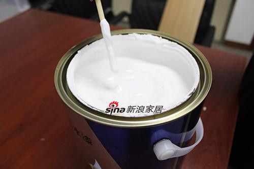 漆面色泽亮白，具有很高的黏稠度