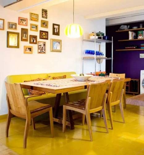 位于厨房的柱子，不仅可以随性鞋子涂鸦，并且巧妙运用地板上层板，增加可摆设的收纳空间，让人完全忘记原本只是个普通梁柱。餐厅用地砖搭配同为芥末黃的沙发餐椅，让空间显得活泼。