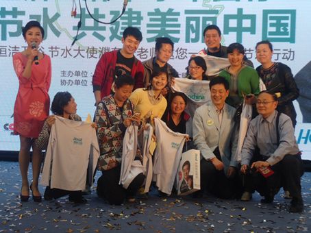 2013年，#节水中国行#在西安首发，濮存昕老师与节水大使们亲切合影。