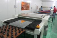 东鹏洁具工厂4.0升级又一大迈进：淋浴房(屏风)自动贴膜机就是牛！
