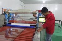 东鹏洁具工厂4.0升级又一大迈进：淋浴房(屏风)自动贴膜机就是牛！