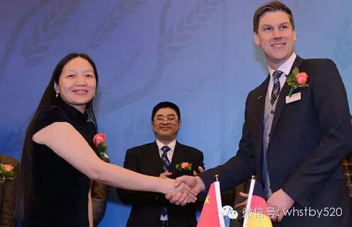 万华生态板业常务副总赵治美(左)与德国迪芬巴赫CEO迪芬巴赫(右)签订全球战略合作
