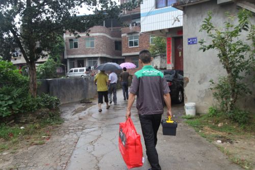 即使下着雨，也不能浇熄工作人员一颗向老英雄致敬的心