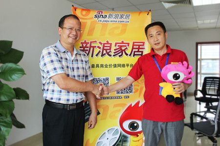 中国建材报社杨鹏主任（左）与湾田营运企划总经理刘永红（右）