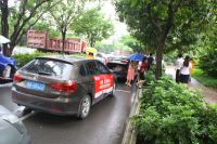 弘扬社会正能量  点滴关爱献环卫