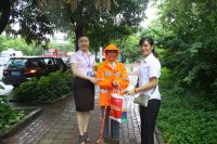 弘扬社会正能量  点滴关爱献环卫