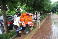 弘扬社会正能量  点滴关爱献环卫