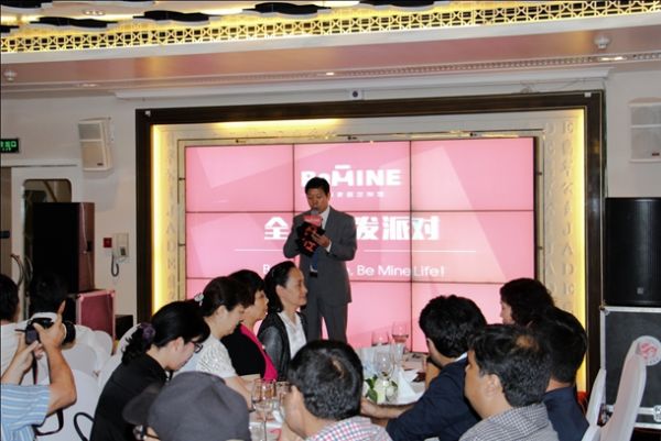 宝恩集团董事长周国祥先生致辞，正式启动新品牌首发。