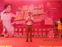 “我去年买了格莱斯超晶石,今天再来买全抛釉。”