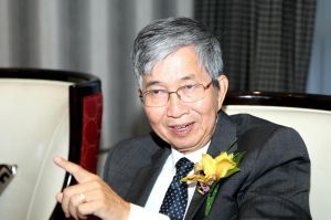 “OLED之父”华裔科学家邓青云教授接受记者采访