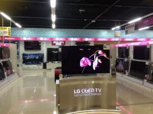 LG卖场内的OLED有机电视展区备受消费者关注